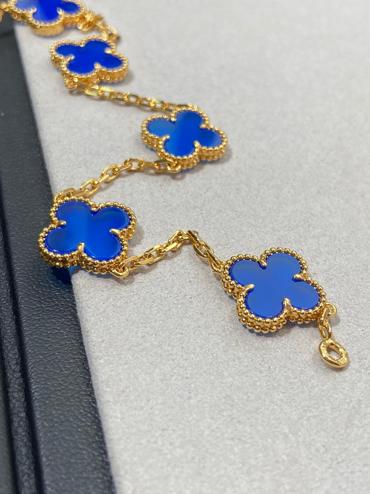[]CLOVER 5 MOTIFS PRUSSIA BLUE BRACELET