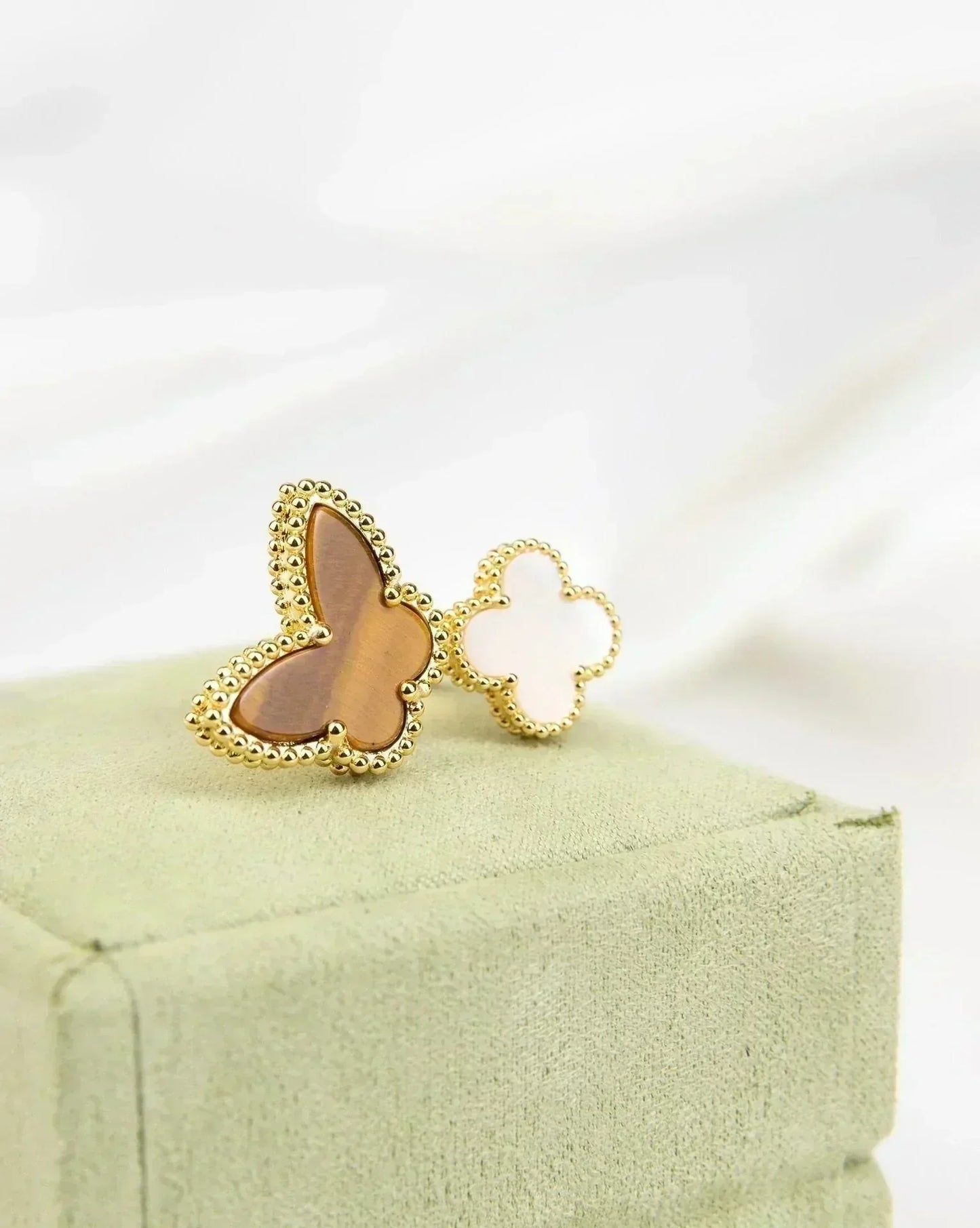 []LUCKY BETWEEN THE FINGER RING