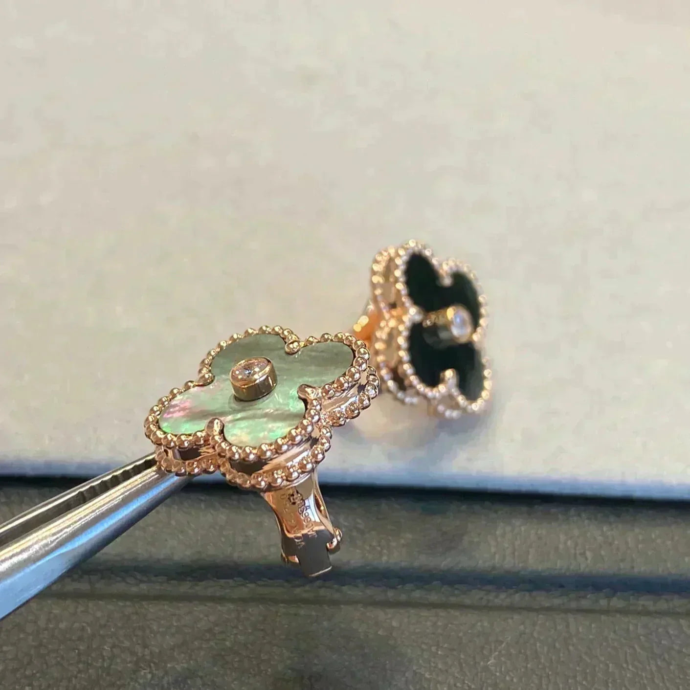 []CLOVER MEDIUM 1 MOTIFS GRAY MOP  DIAMOND EARRINGS
