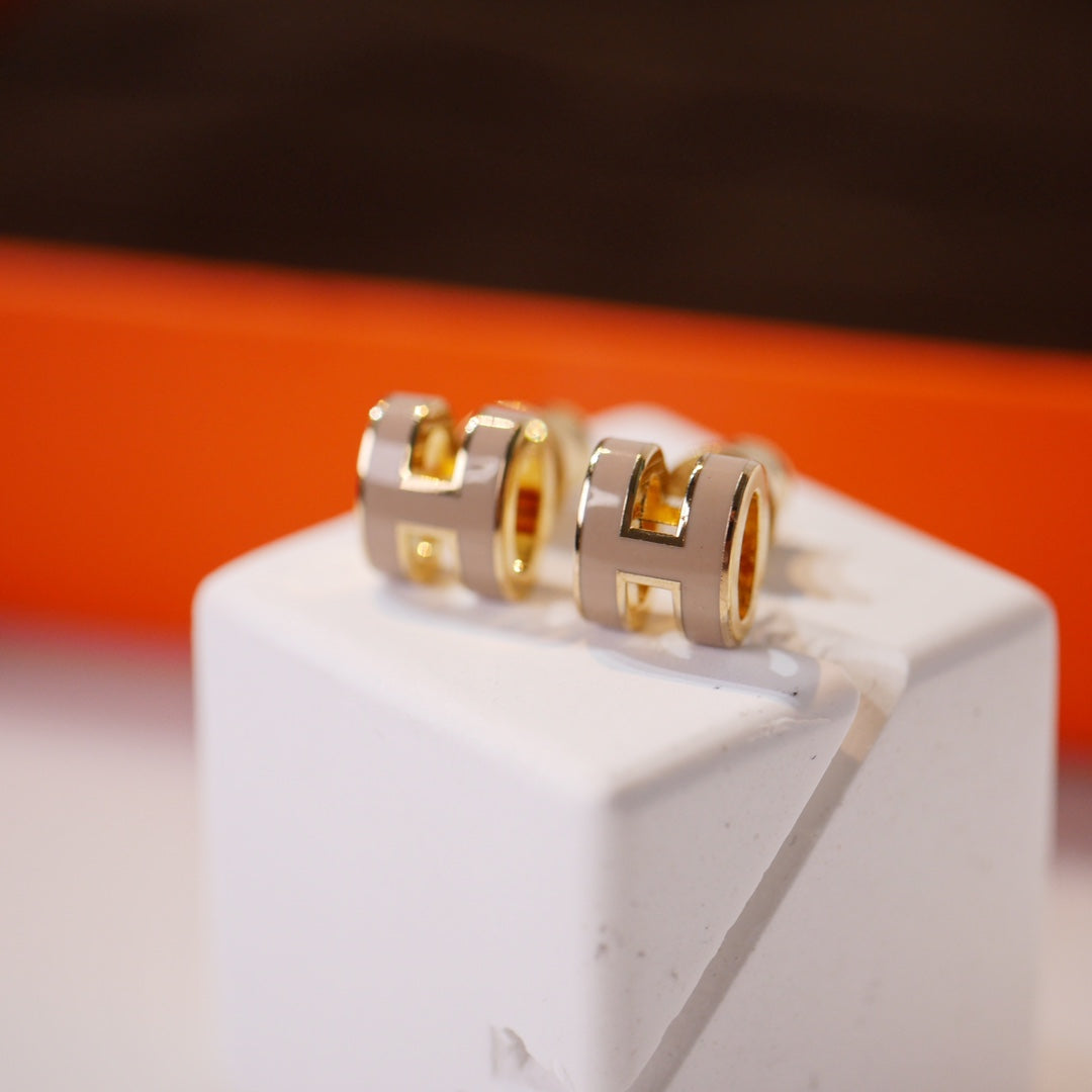 [Rose Jewelrys]MINI POP H GOLD EARRINGS GREY