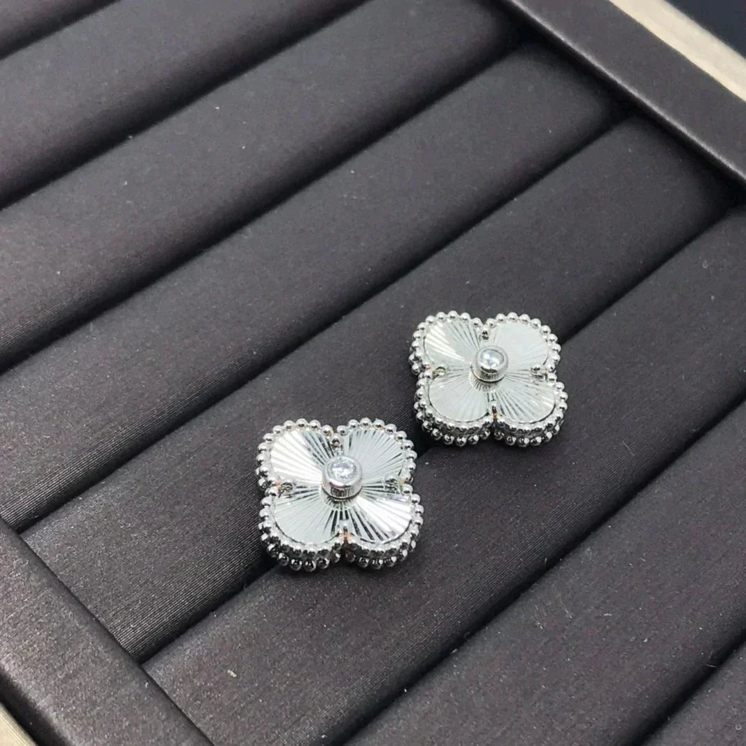[Rose Jewelrys]CLOVER MINI 9.5MM LASER EARRINGS