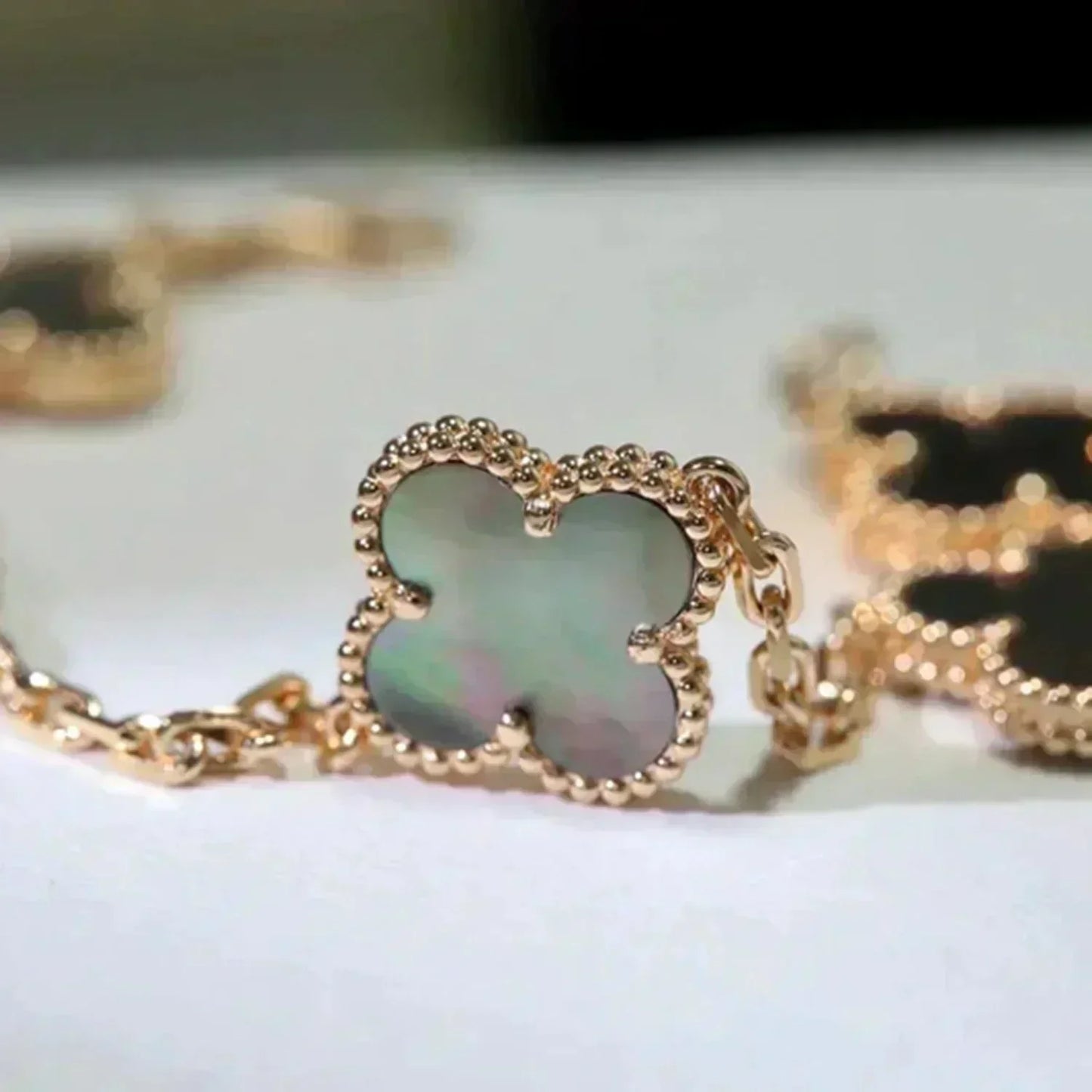 [Rose Jewelrys]CLOVER 5 MOTIF GRAY MOP  BRACELET