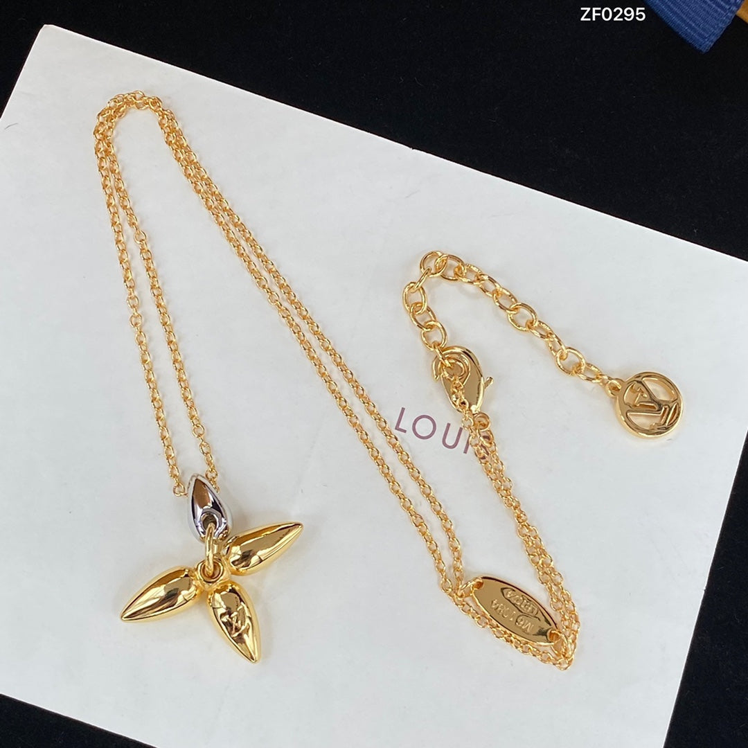 []LOUISETTE PEDANT GOLD NECKLACE