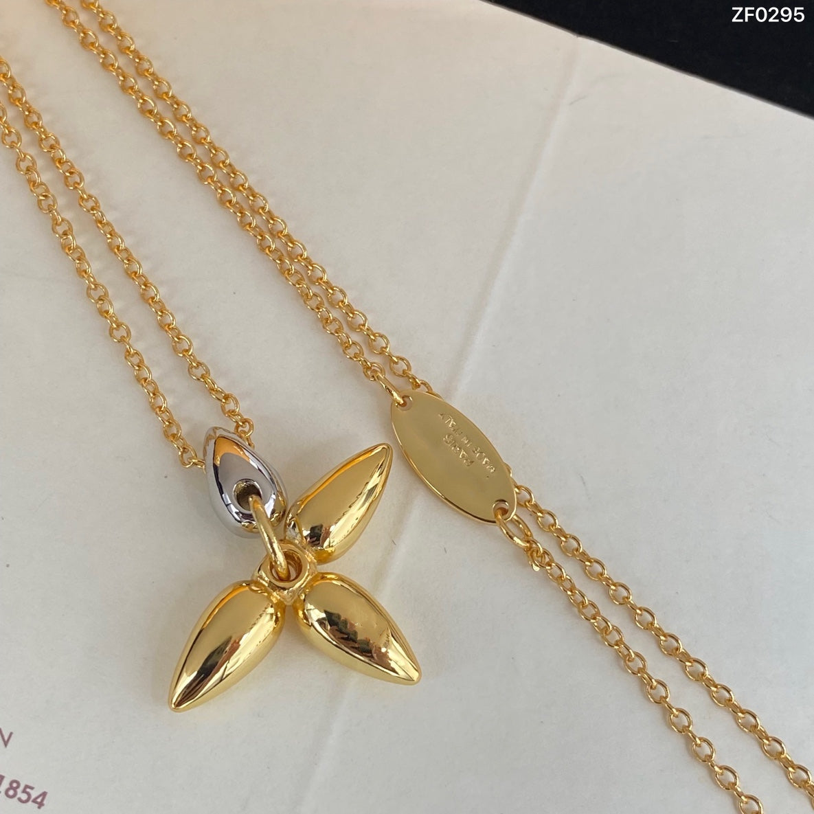 []LOUISETTE PEDANT GOLD NECKLACE