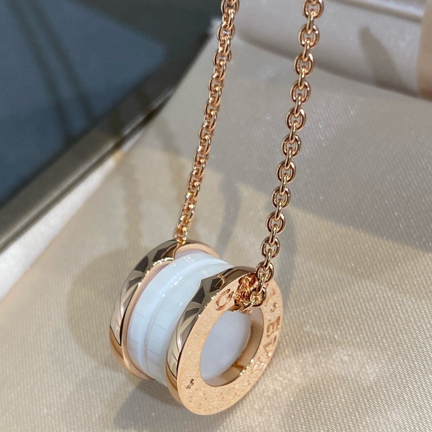 []ZERO 1 WHITE CERAMIC PINK GOLD NECKLACE
