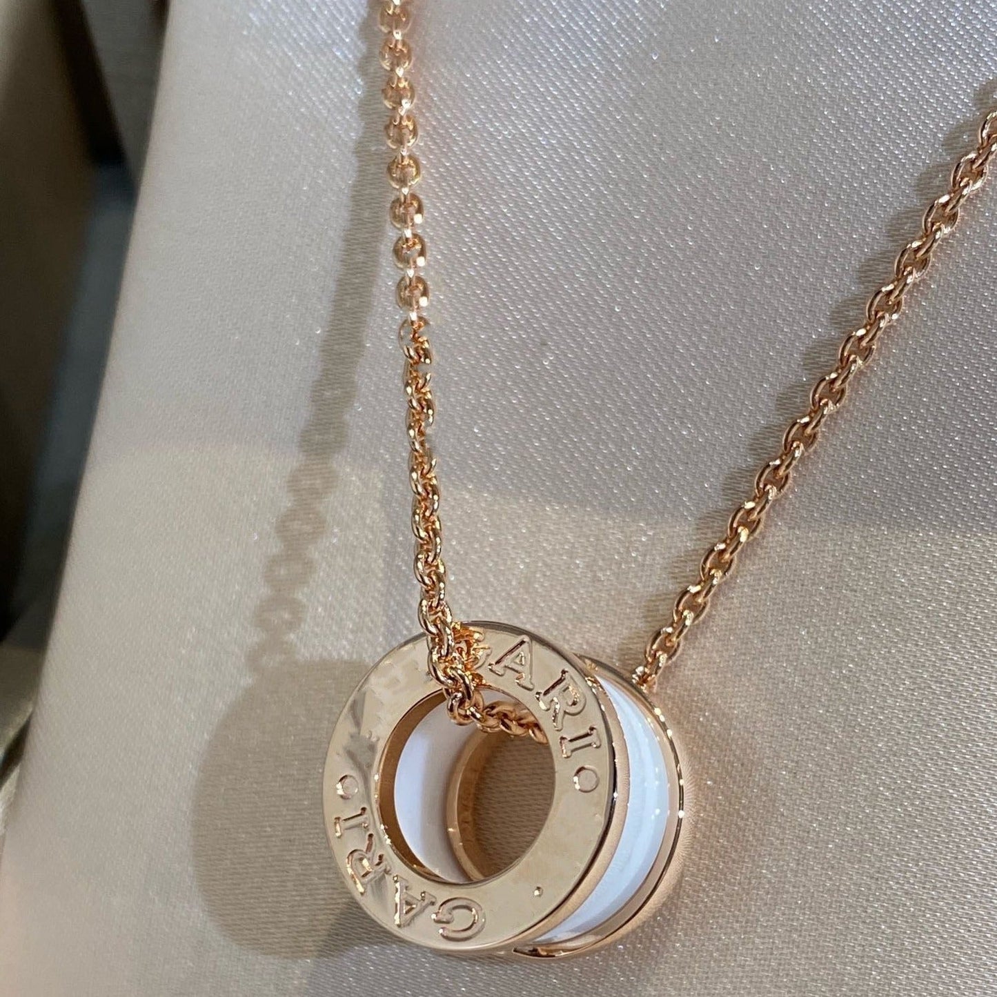[]ZERO 1 WHITE CERAMIC PINK GOLD NECKLACE