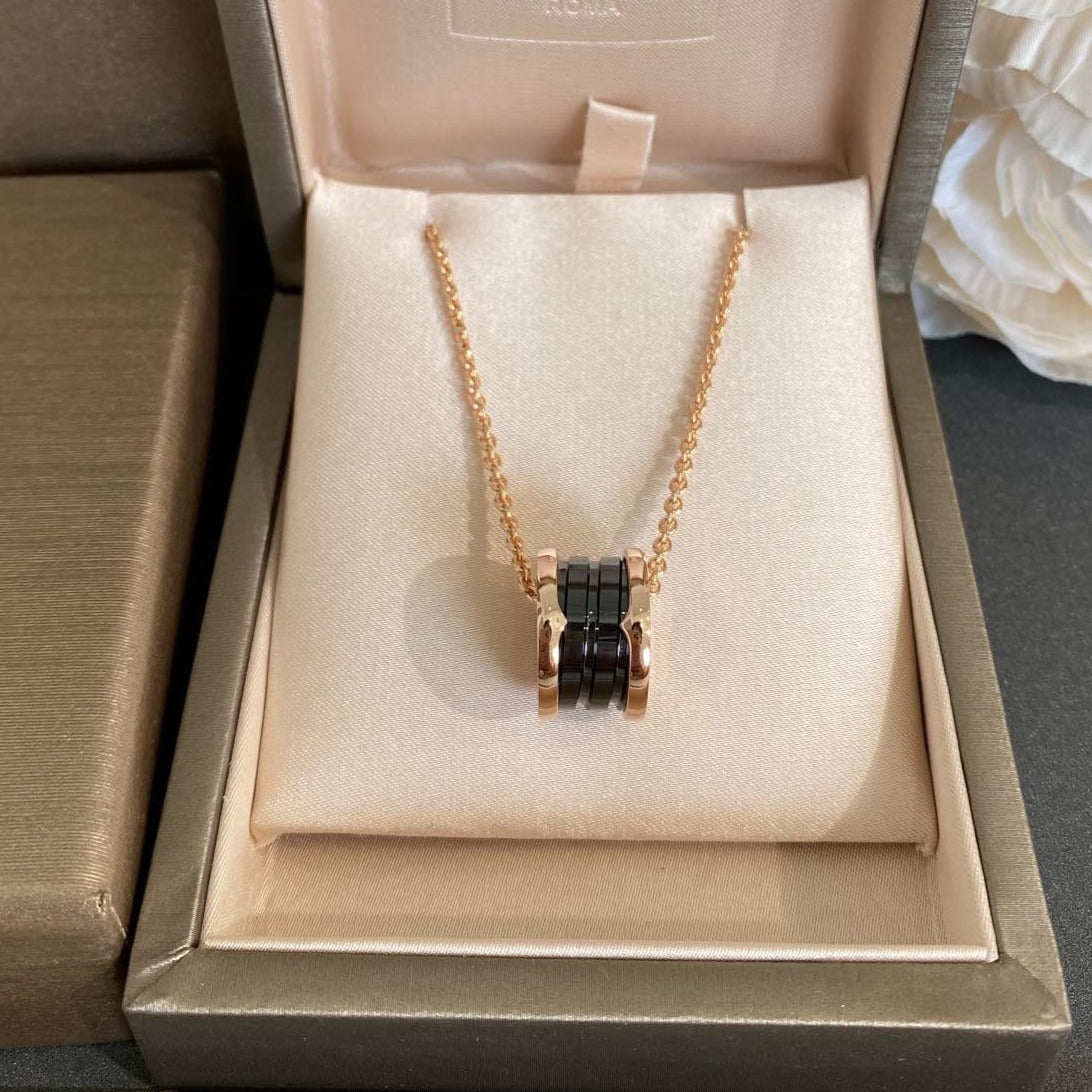 []ZERO 1 BLACK CERAMIC PINK GOLD NECKLACE