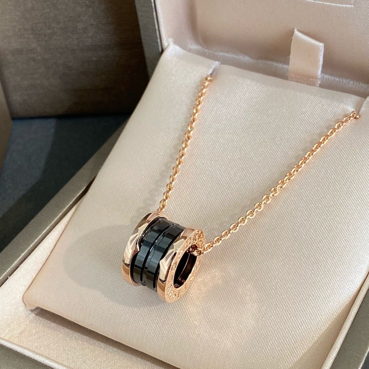 []ZERO 1 BLACK CERAMIC PINK GOLD NECKLACE