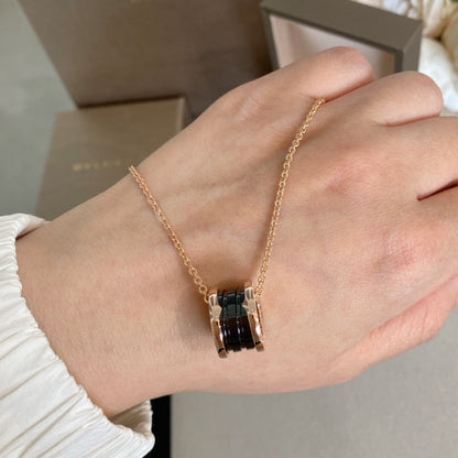 []ZERO 1 BLACK CERAMIC PINK GOLD NECKLACE