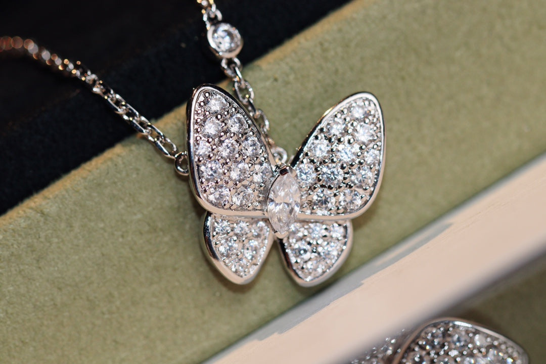 []BUTTERFLY DIAMOND NECKLACE