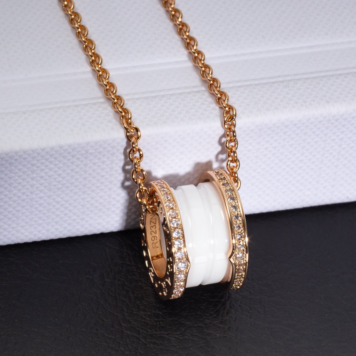 []ZERO 1 WHITE CERAMIC PINK GOLD DIAMOND NECKLACE