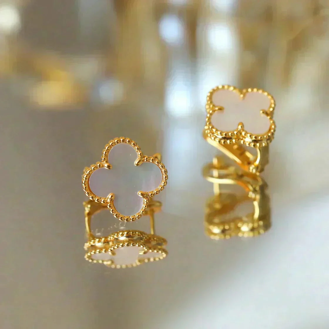 [Rose Jewelrys]CLOVER MEDIUM 1 MOTIFS  WHITE MOP STUD EARRINGS