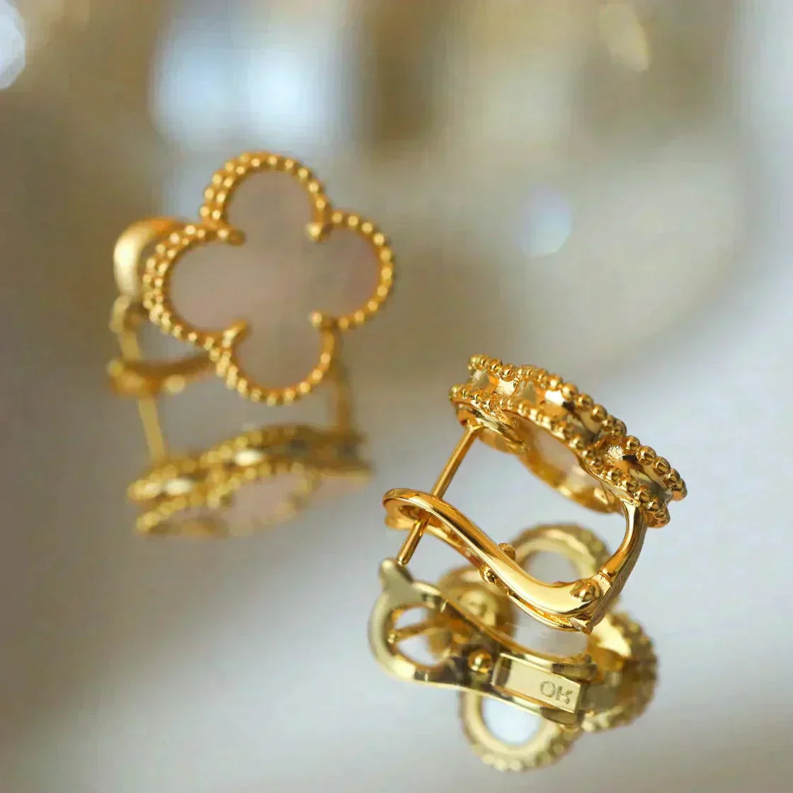 [Rose Jewelrys]CLOVER MEDIUM 1 MOTIFS  WHITE MOP STUD EARRINGS