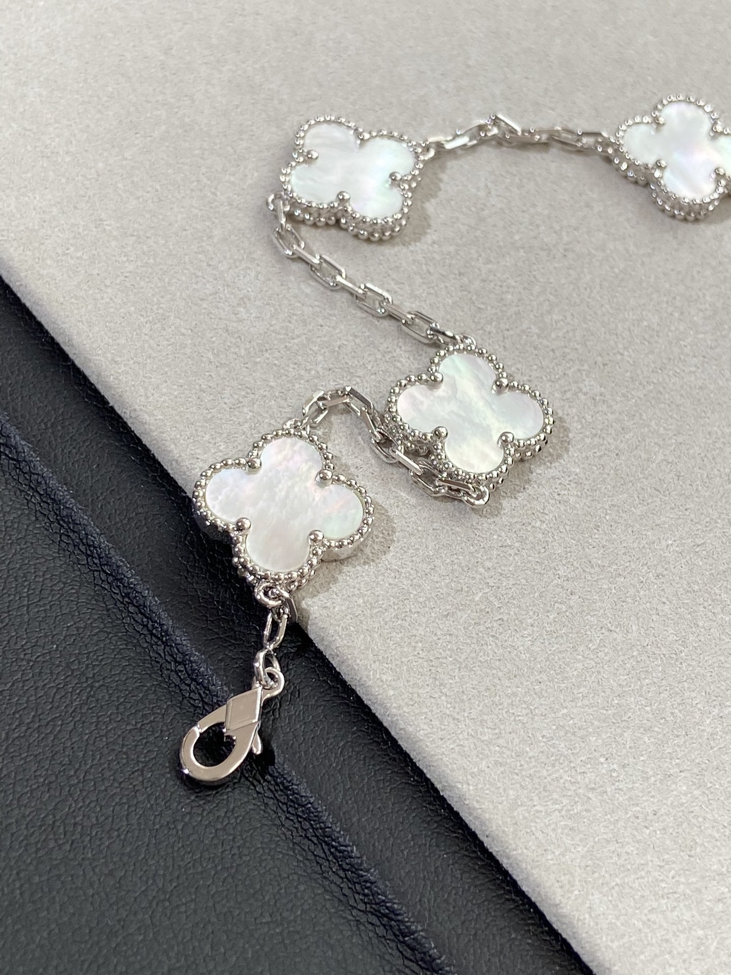 [Rose Jewelrys]CLOVER SILVER MOP 5 MOTIF BRACELET