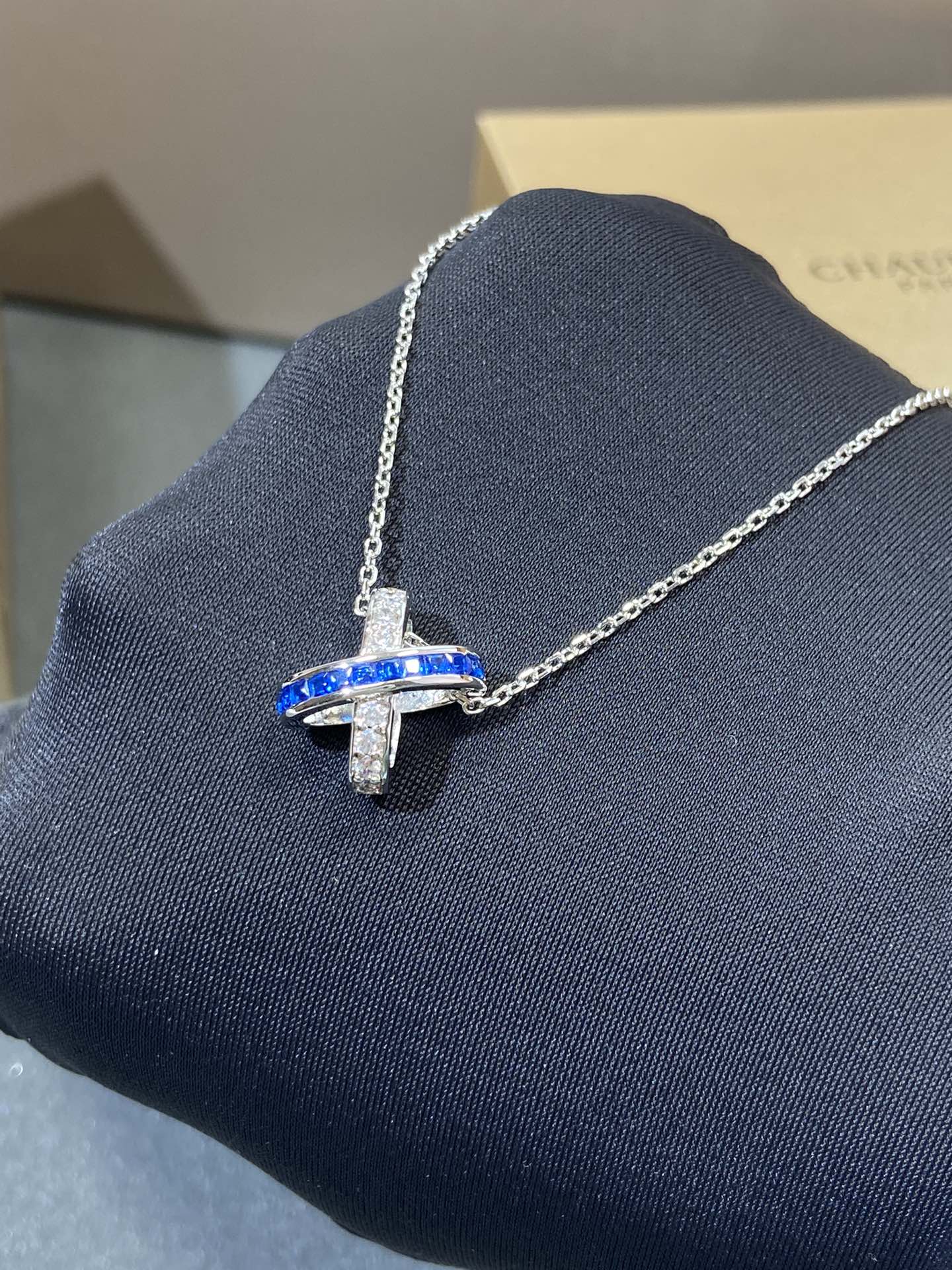 []LIENS DIAMOND SILVER NECKLACE