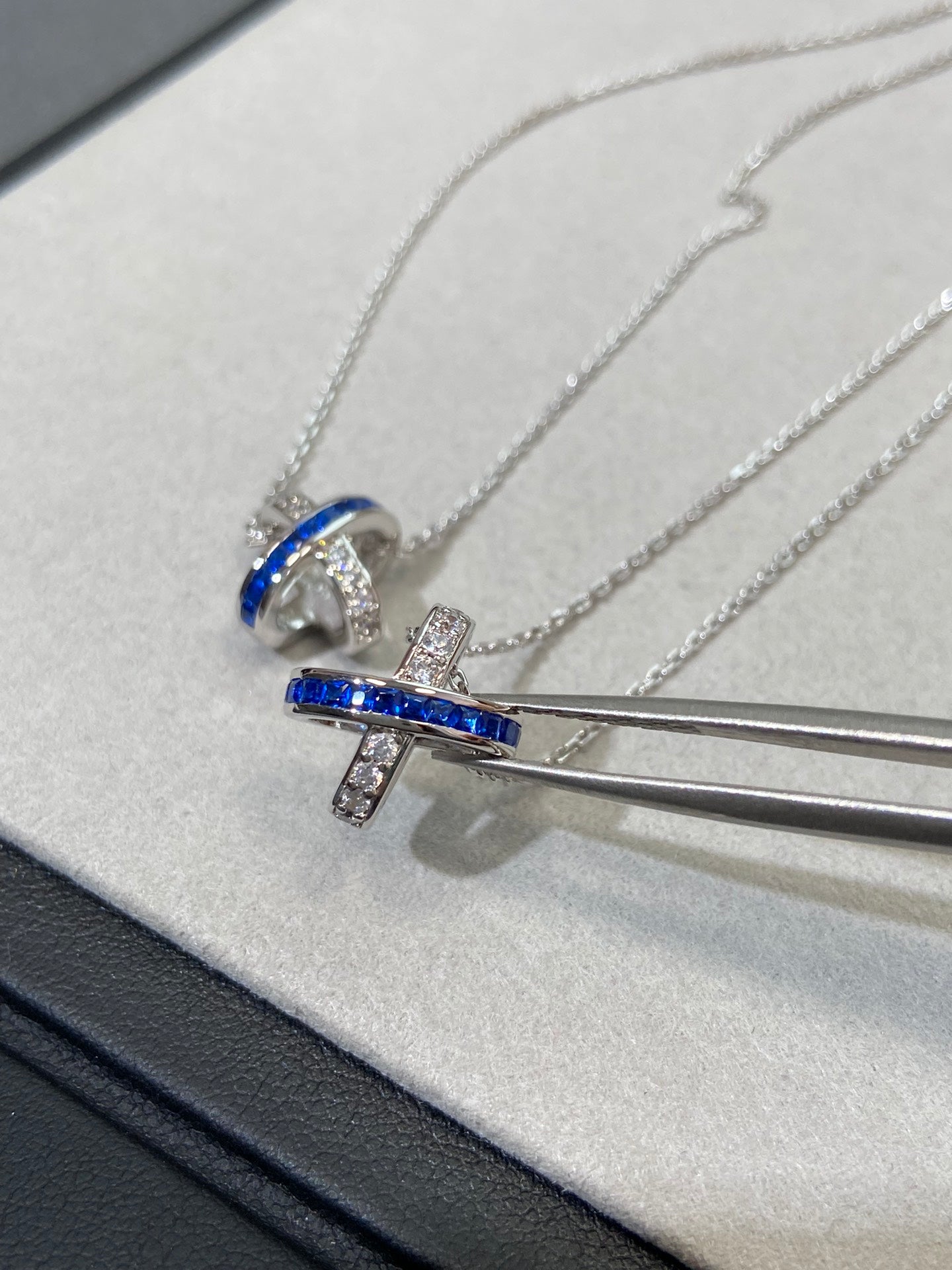 []LIENS DIAMOND SILVER NECKLACE