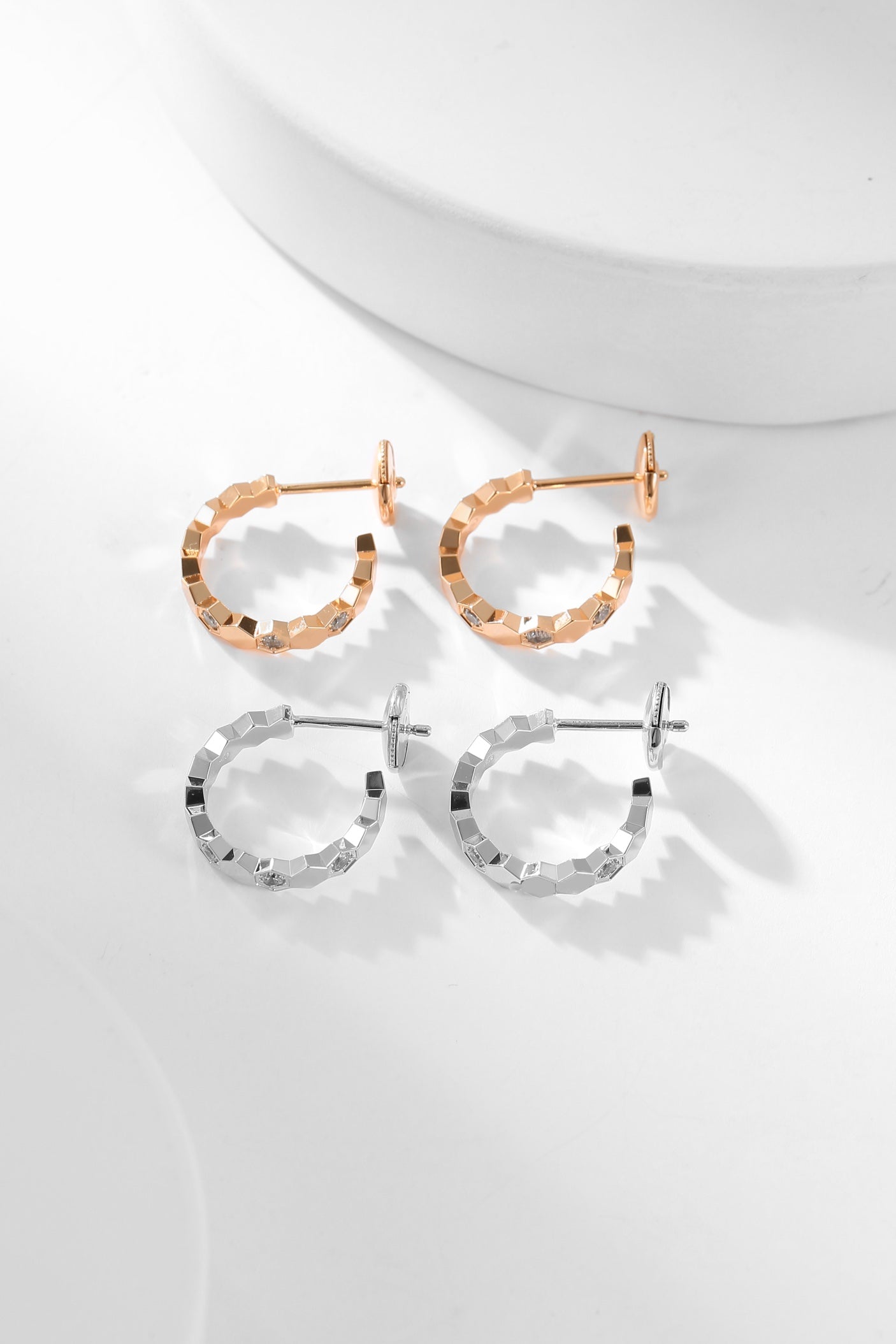 []BEE LOVE DIAMOND HOOP EARRINGS
