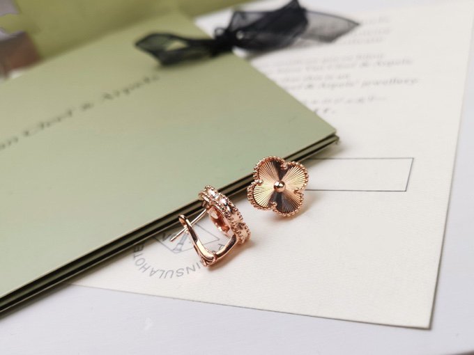[Rose Jewelrys]CLOVER MEDIUM STUD EARRINGS