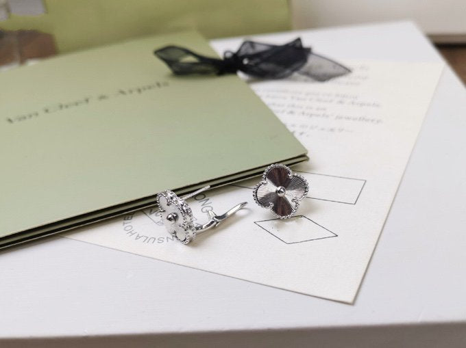 [Rose Jewelrys]CLOVER MEDIUM STUD EARRINGS
