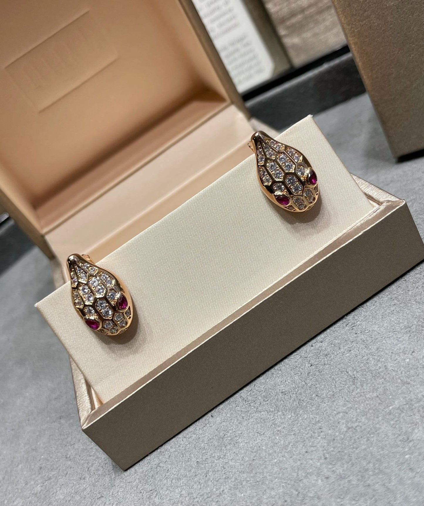 []SERPENT DIAMOND STUD EARRINGS