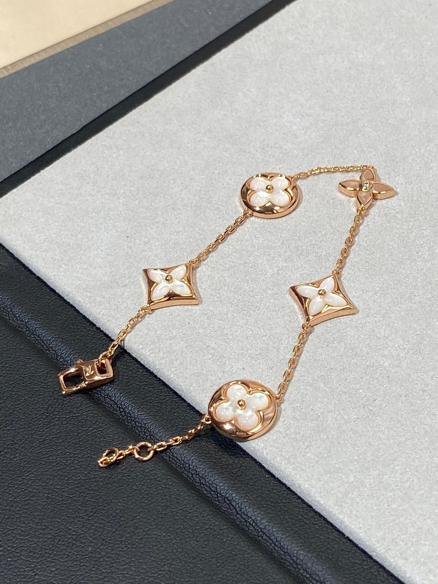 []STAR AND SUN 5 MOTIF MOP PINK GOLD BRACELET