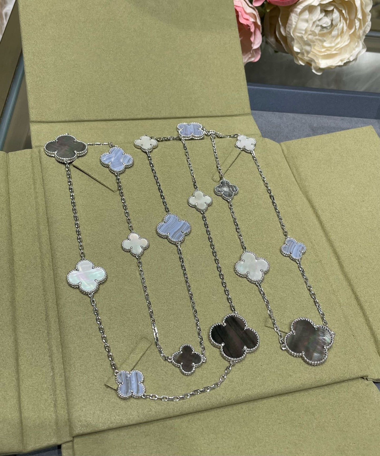 [Rose Jewelrys]CLOVER 16 MOTIF CHALCEDONY MOP SILVER NECKLACE