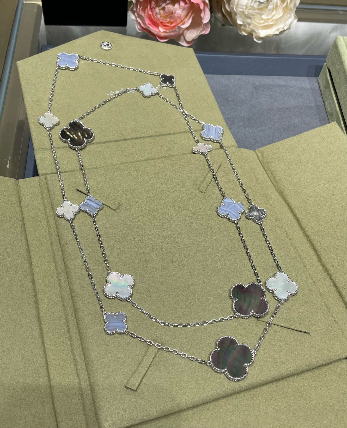 [Rose Jewelrys]CLOVER 16 MOTIF CHALCEDONY MOP SILVER NECKLACE