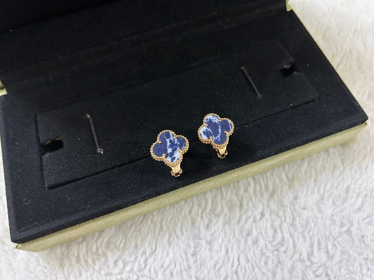 [Rose Jewelrys]CLOVER PIETERSITE MEDIUM STUD EARRINGS