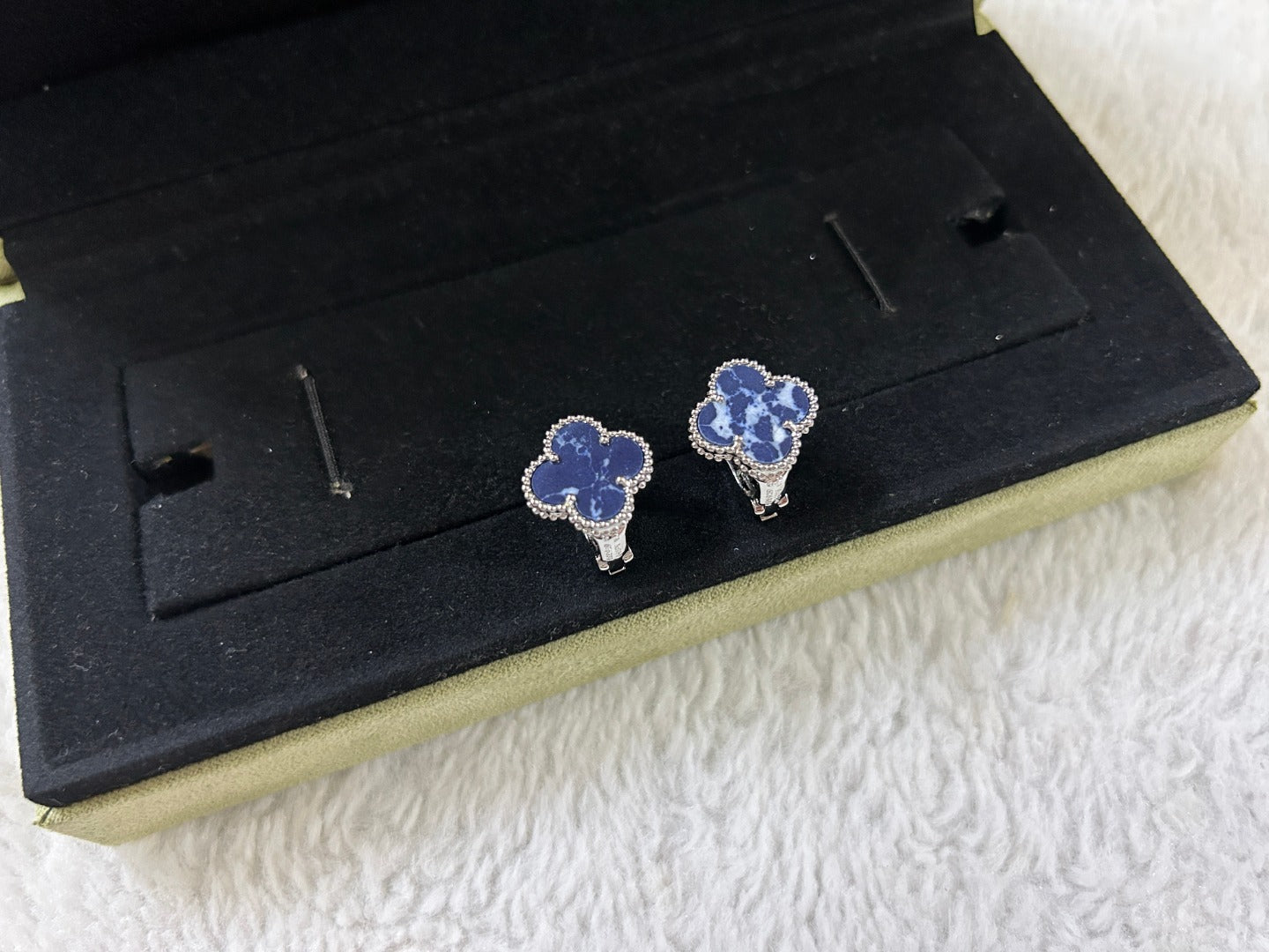 [Rose Jewelrys]CLOVER PIETERSITE MEDIUM STUD EARRINGS