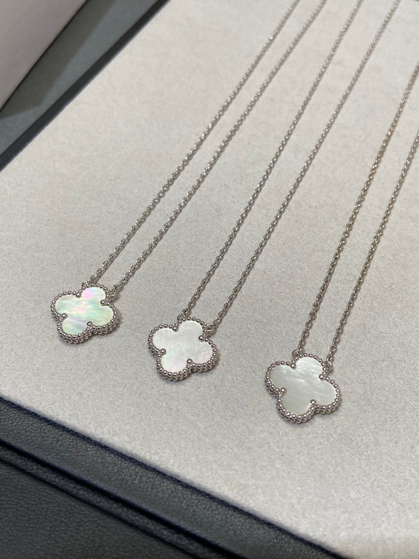 []CLOVER MEDIUM SILVER WHITE MOP NECKLACE