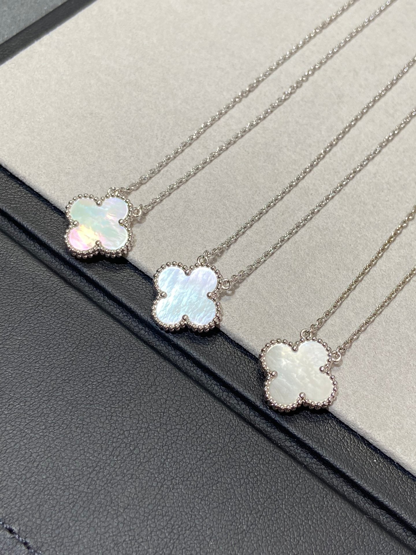 [Rose Jewelrys]CLOVER MEDIUM SILVER WHITE MOP NECKLACE