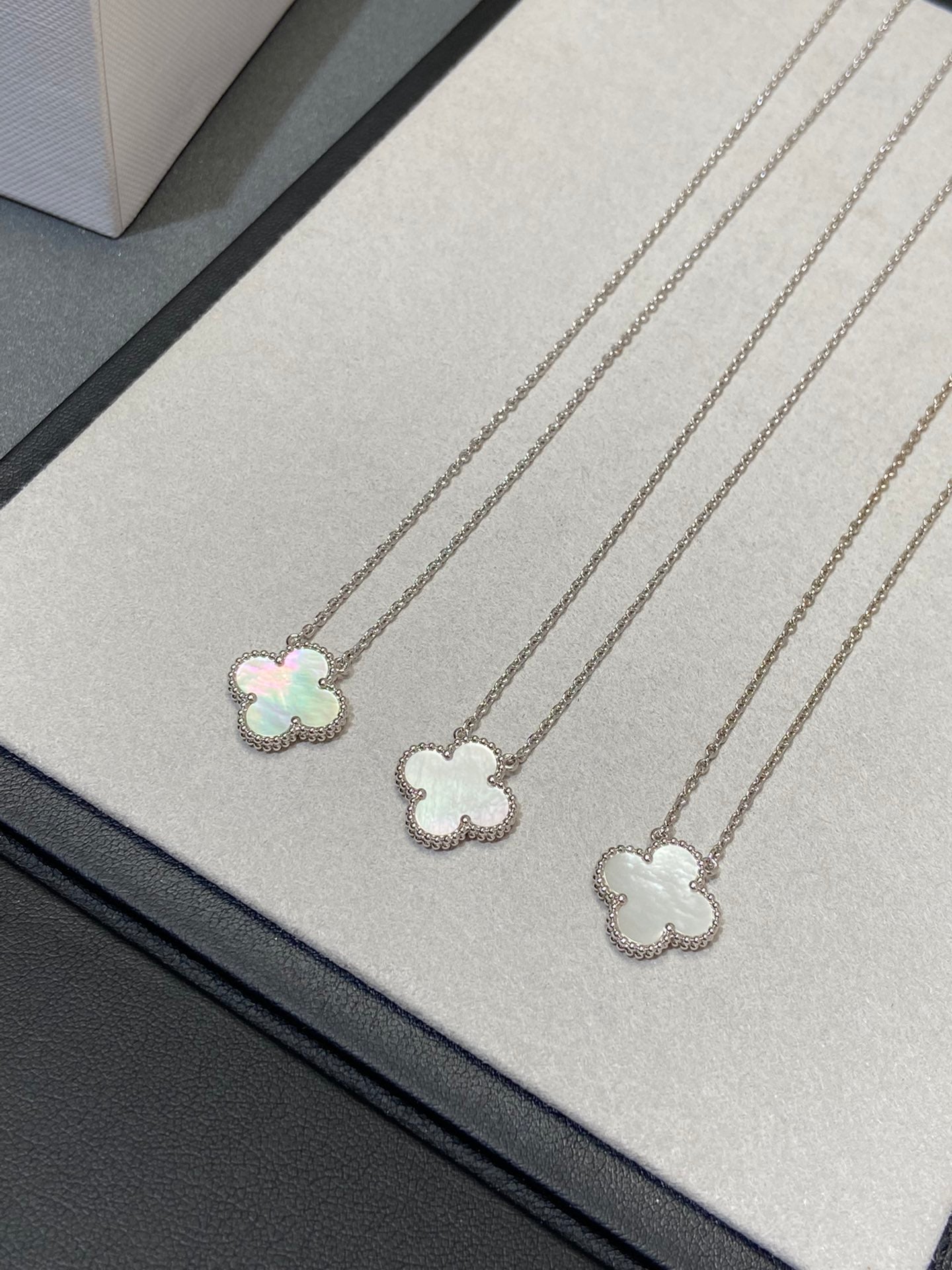 [Rose Jewelrys]CLOVER MEDIUM SILVER WHITE MOP NECKLACE