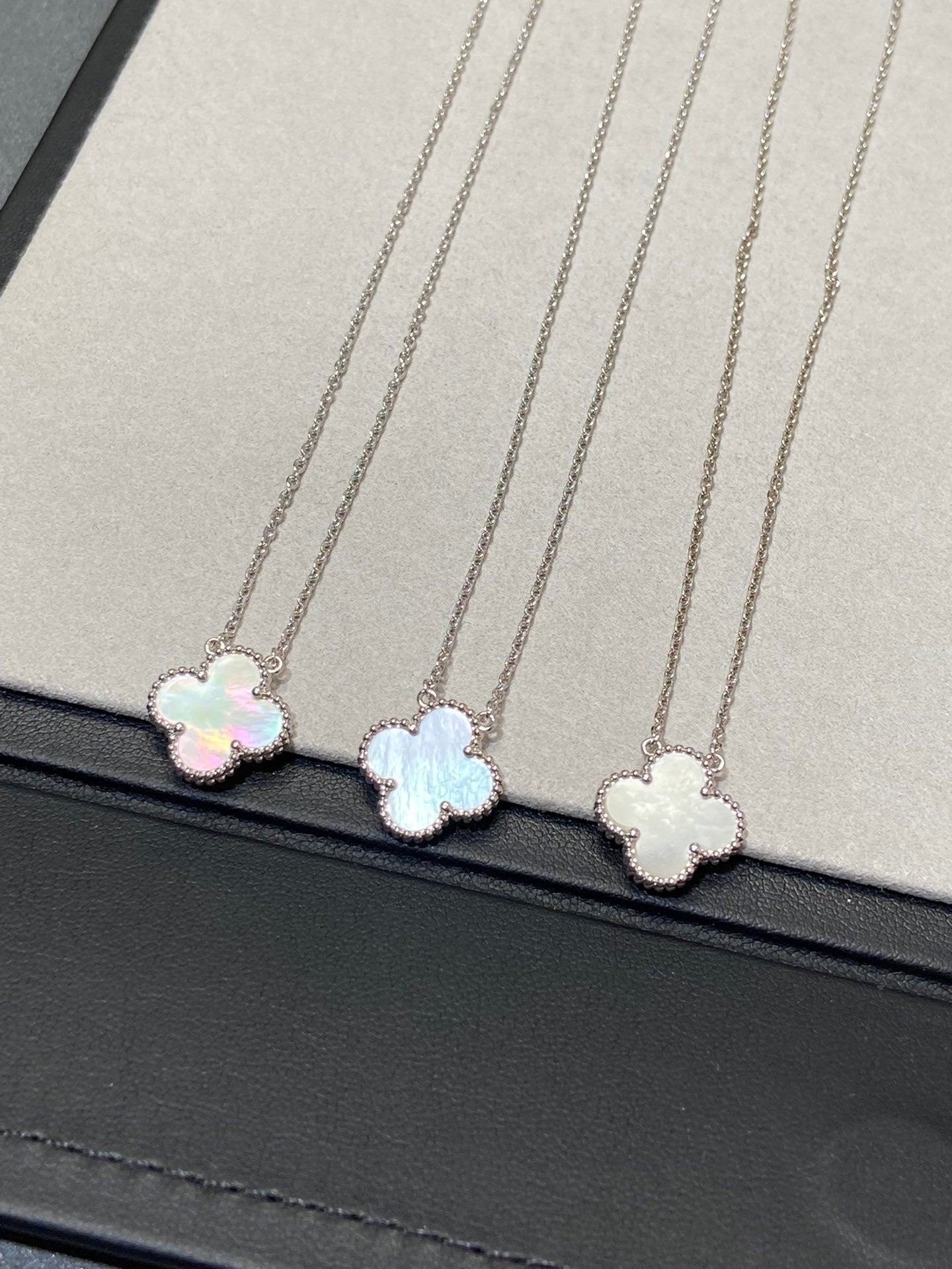 [Rose Jewelrys]CLOVER MEDIUM SILVER WHITE MOP NECKLACE