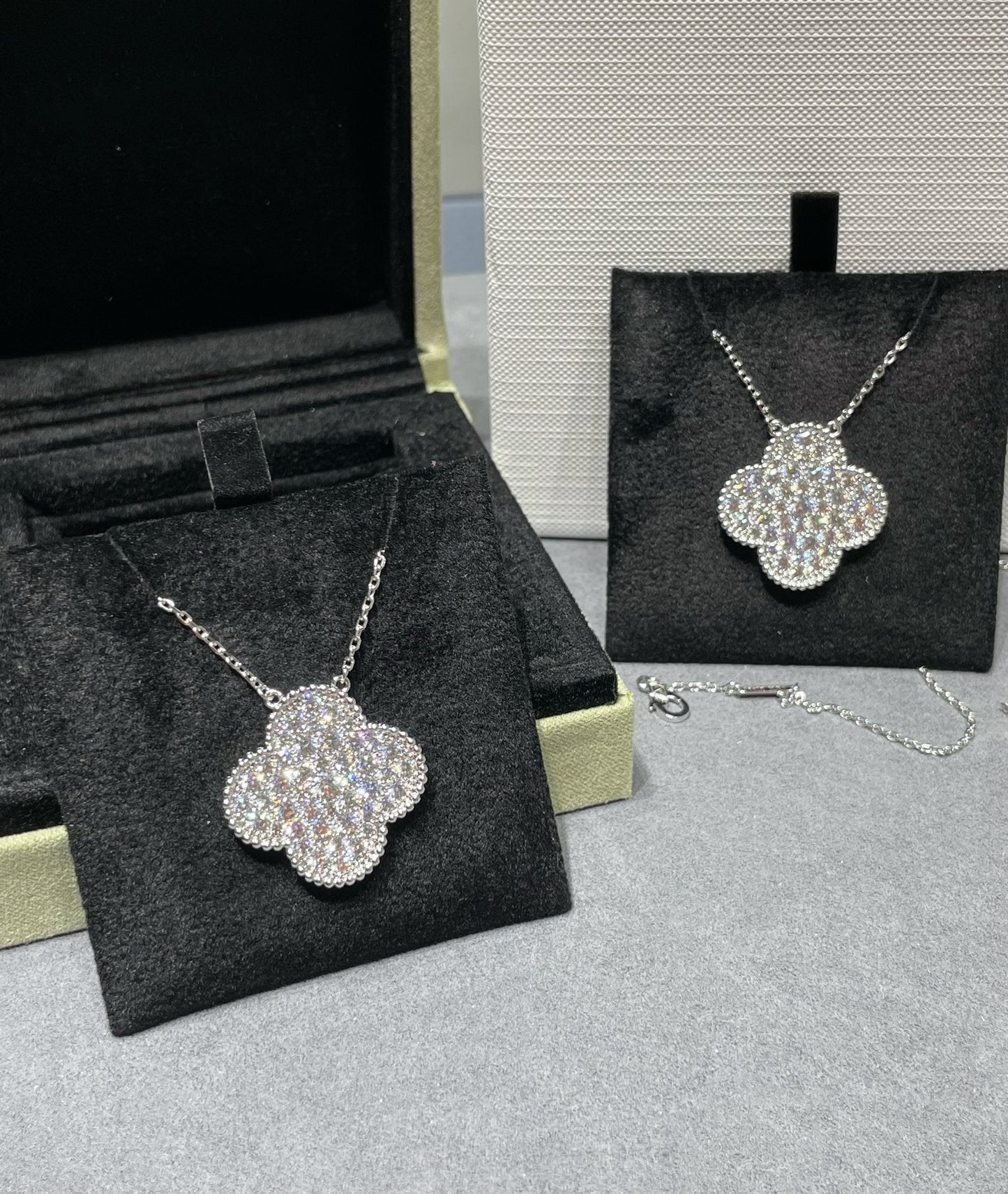 [Rose Jewelrys]CLOVER 25MM LARGE PENDANT DIAMOND PAVED SILVER NECKLACE