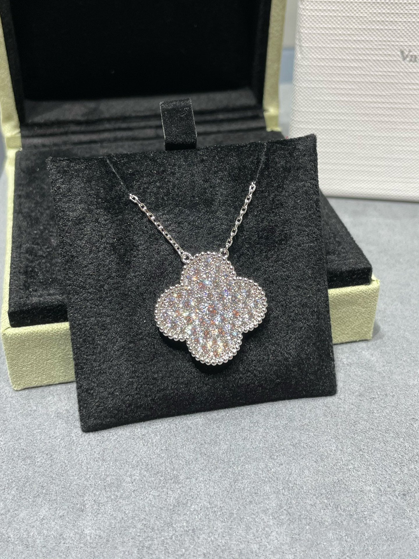 [Rose Jewelrys]CLOVER 25MM LARGE PENDANT DIAMOND PAVED SILVER NECKLACE