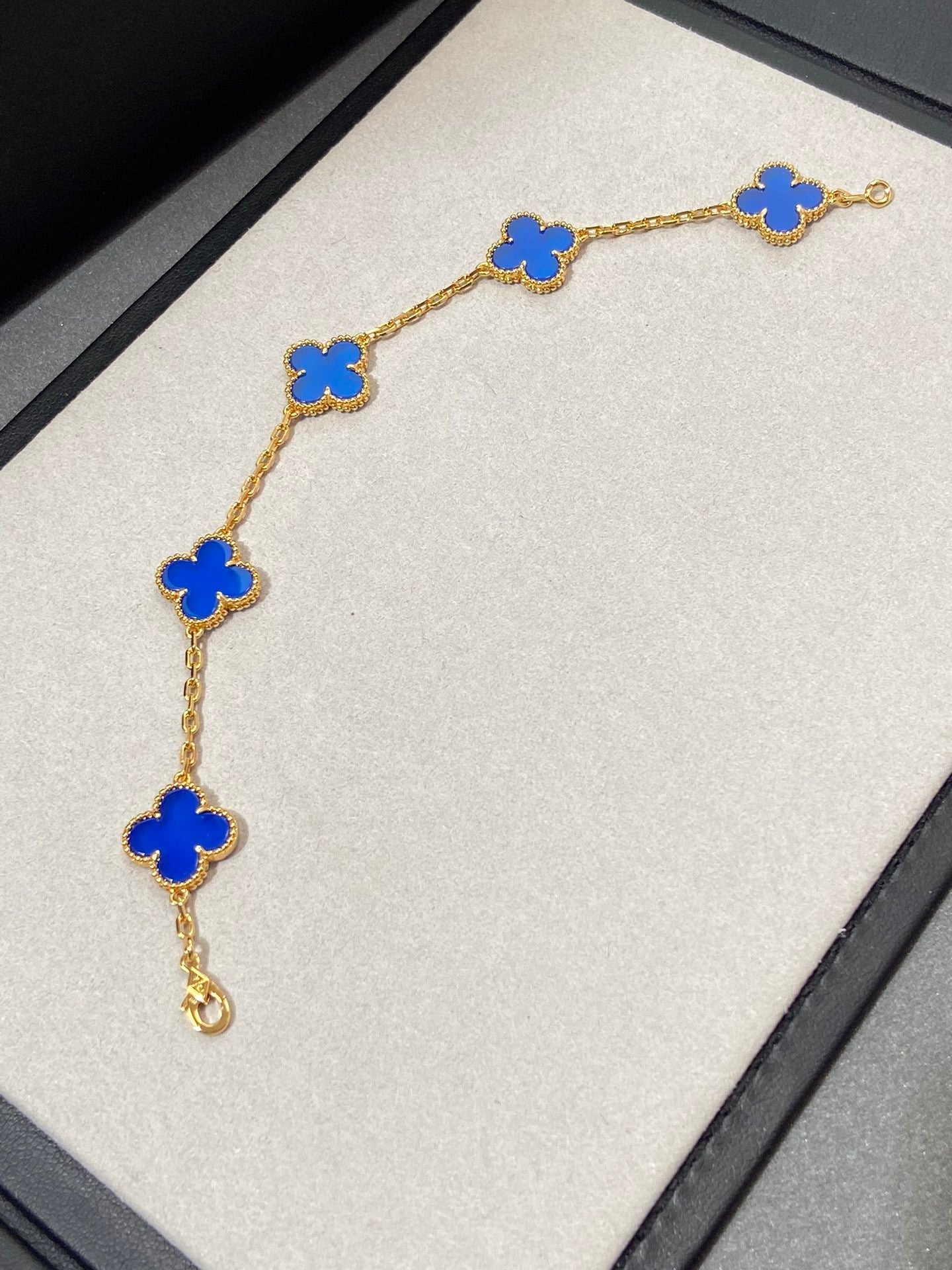 []CLOVER 5 MOTIFS PRUSSIA BLUE BRACELET