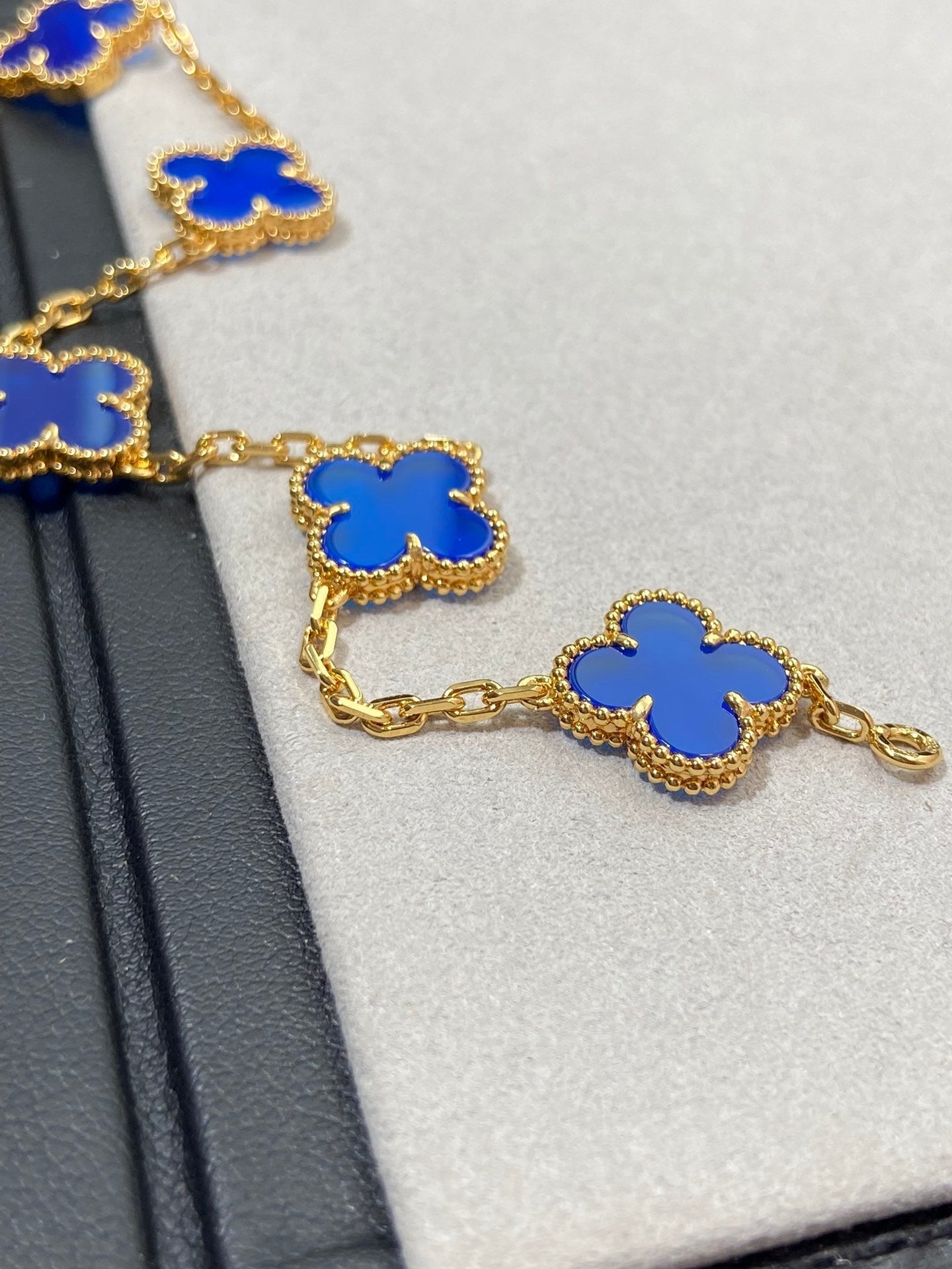 []CLOVER 5 MOTIFS PRUSSIA BLUE BRACELET