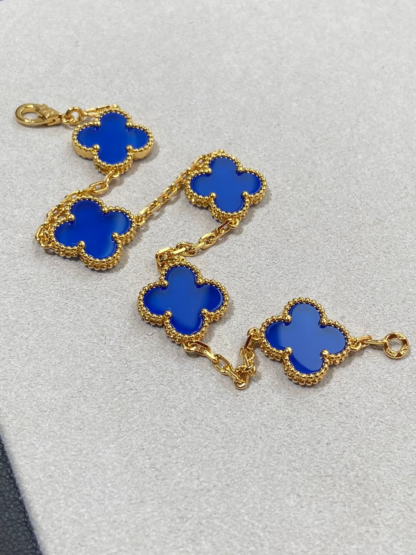 []CLOVER 5 MOTIFS PRUSSIA BLUE BRACELET