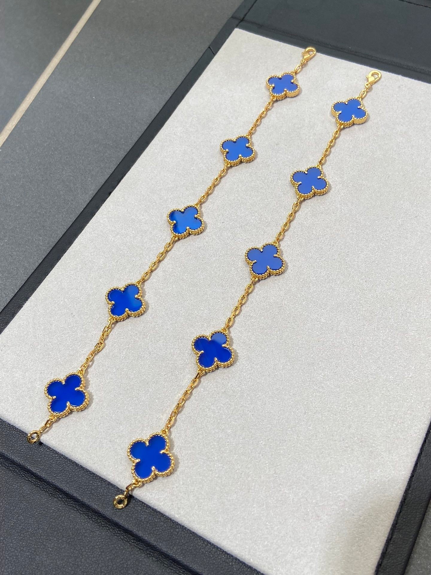[]CLOVER 5 MOTIFS PRUSSIA BLUE BRACELET
