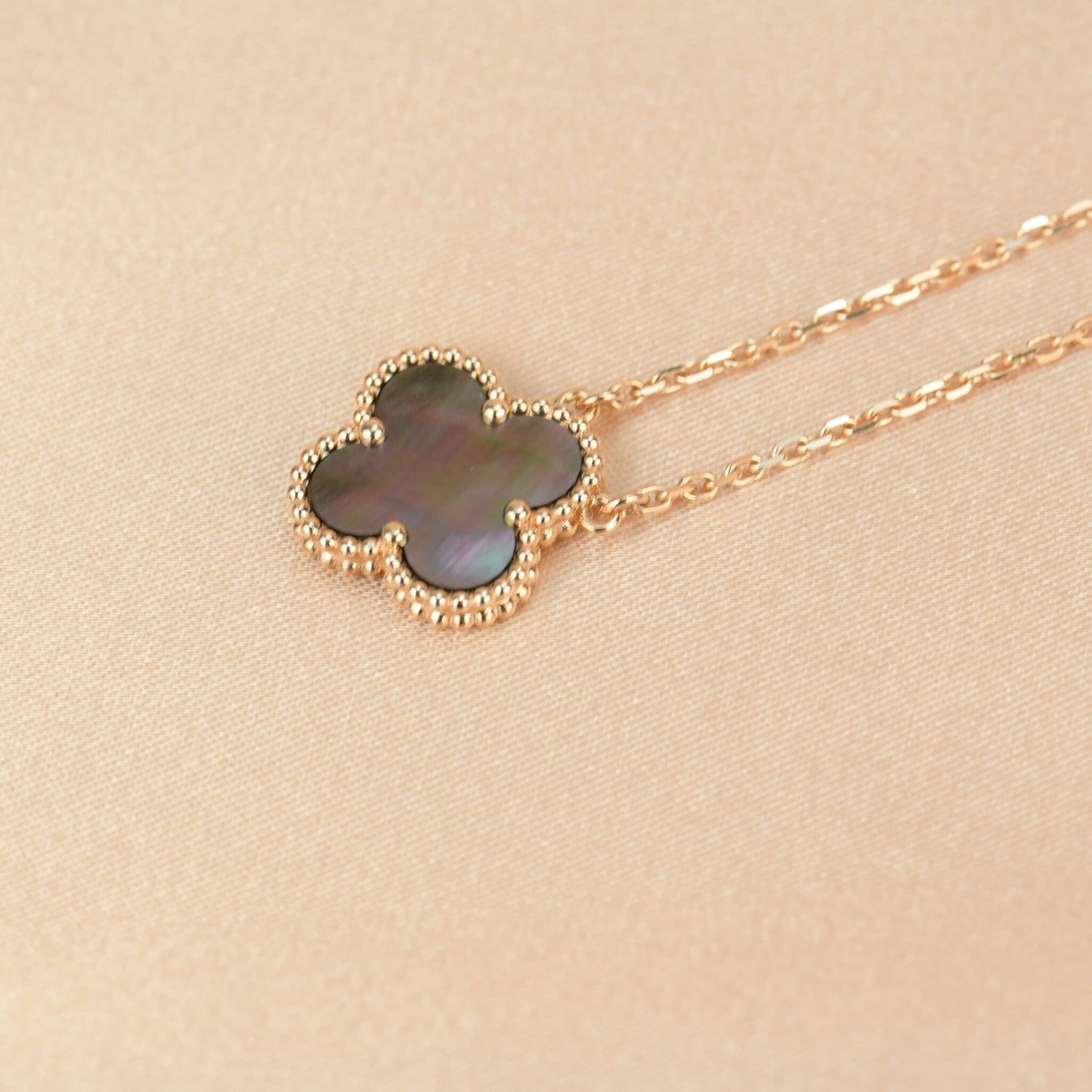 []CLOVER 15MM  GRAY MOTHER OF PEARL NECKLACE