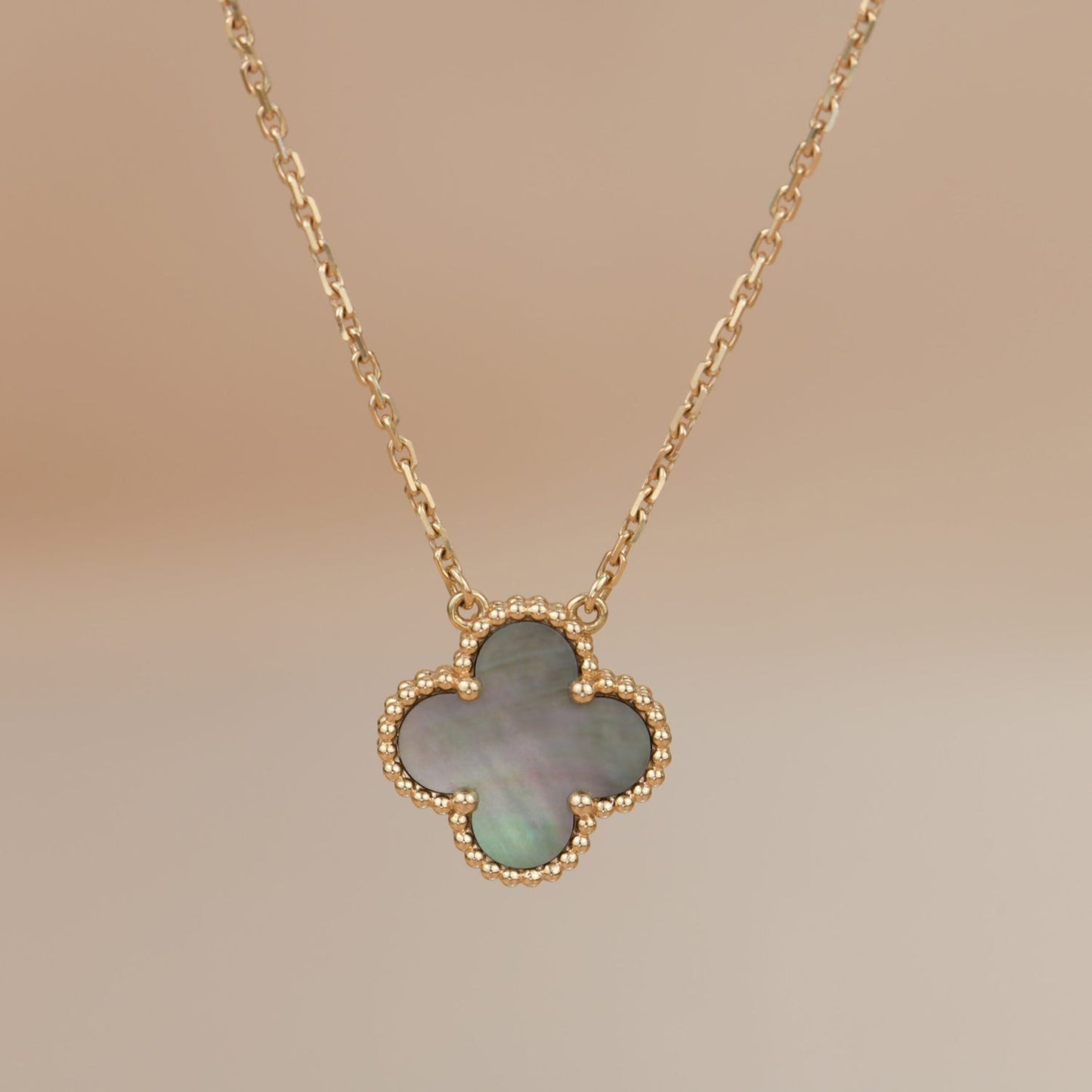 []CLOVER 15MM  GRAY MOTHER OF PEARL NECKLACE