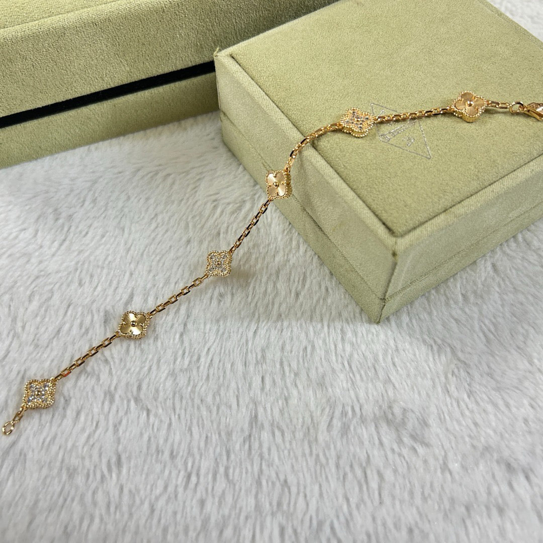 []CLOVER 6 MOTIF DIAMOND LASER BRACELET