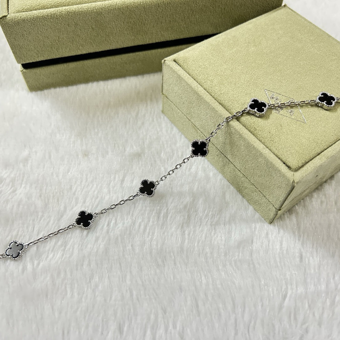 []CLOVER 6 MOTIF  ONYXS BRACELET