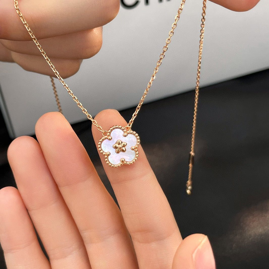 [🌹Rose💎]LUCKY  WHITE MOP  PLUM BLOSSOM NECKLACE