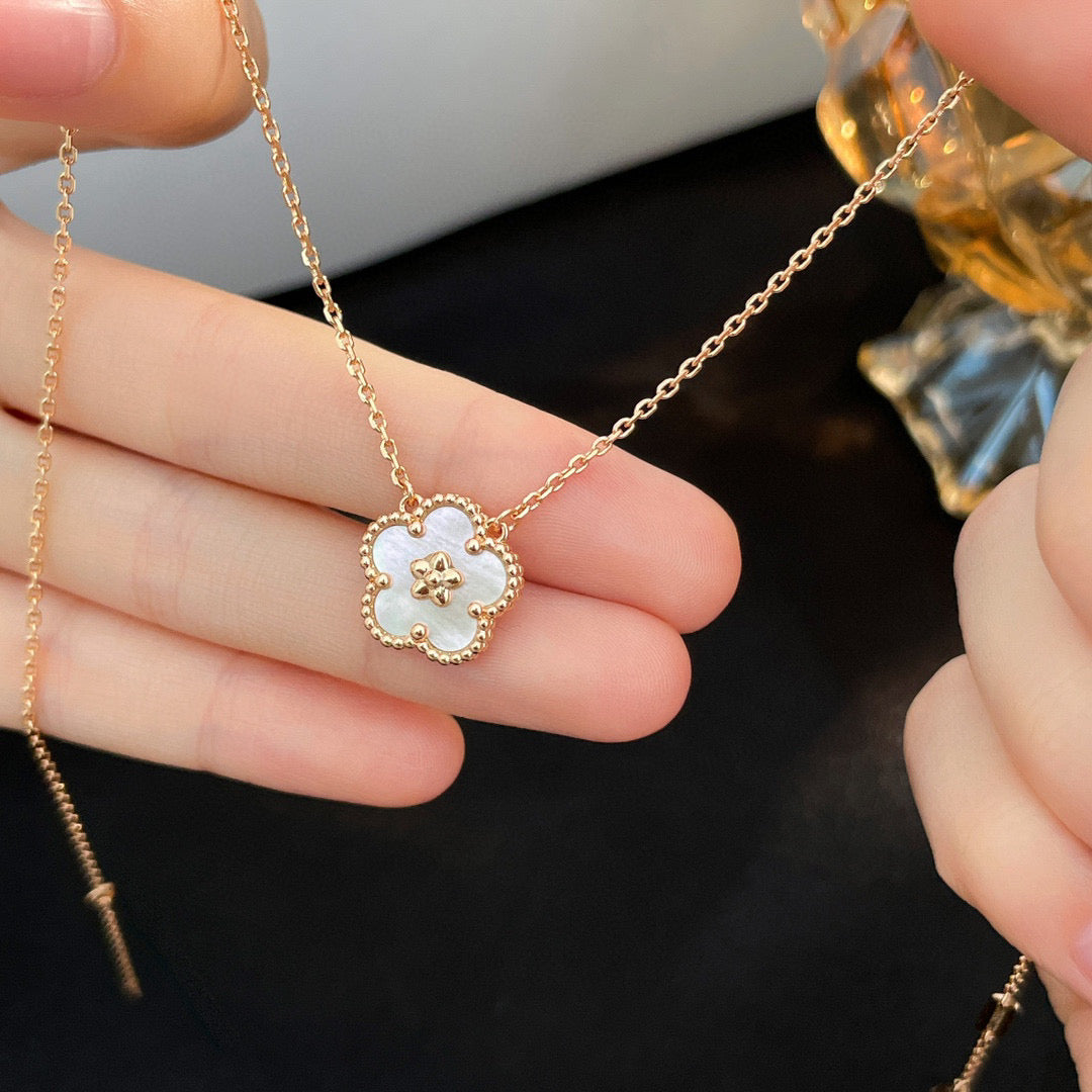 []LUCKY  WHITE MOP  PLUM BLOSSOM NECKLACE