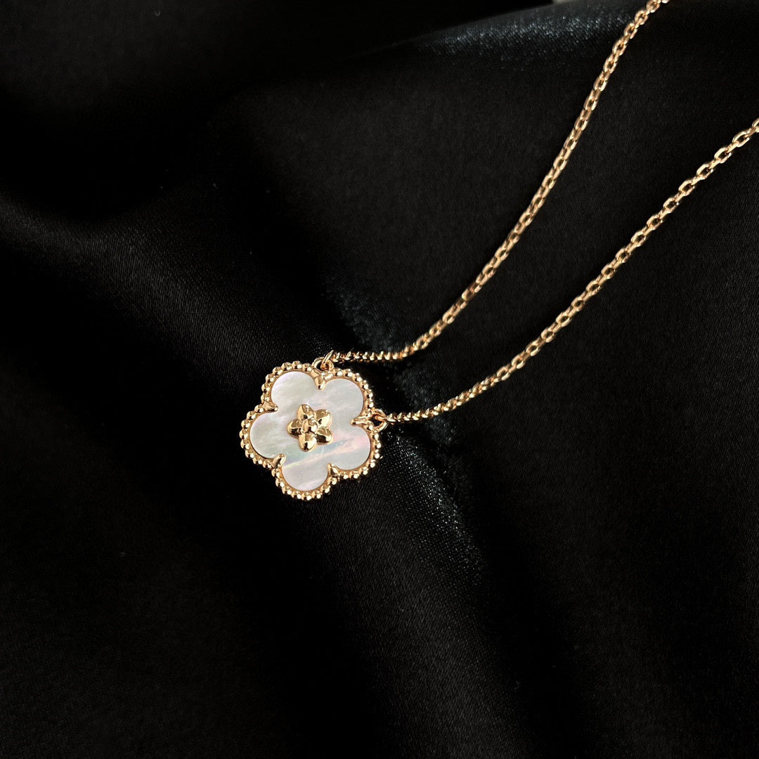 []LUCKY  WHITE MOP  PLUM BLOSSOM NECKLACE
