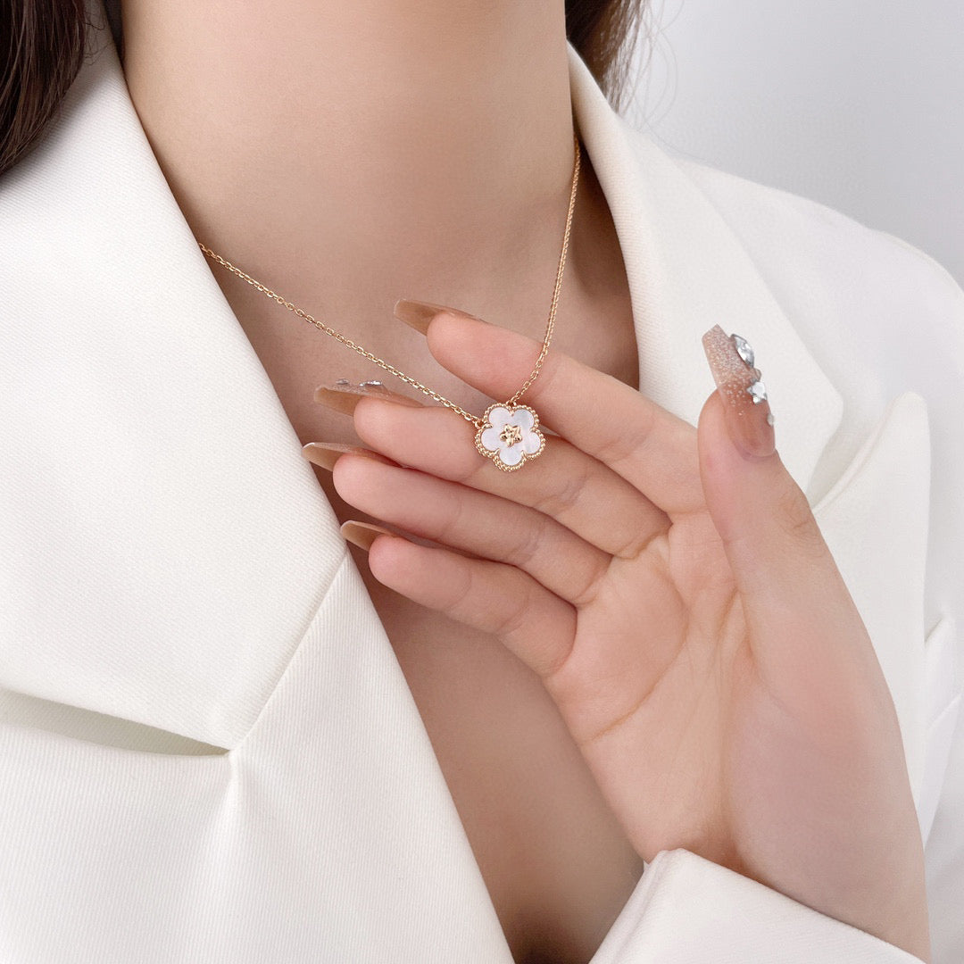[Rose Jewelrys]LUCKY  WHITE MOP  PLUM BLOSSOM NECKLACE