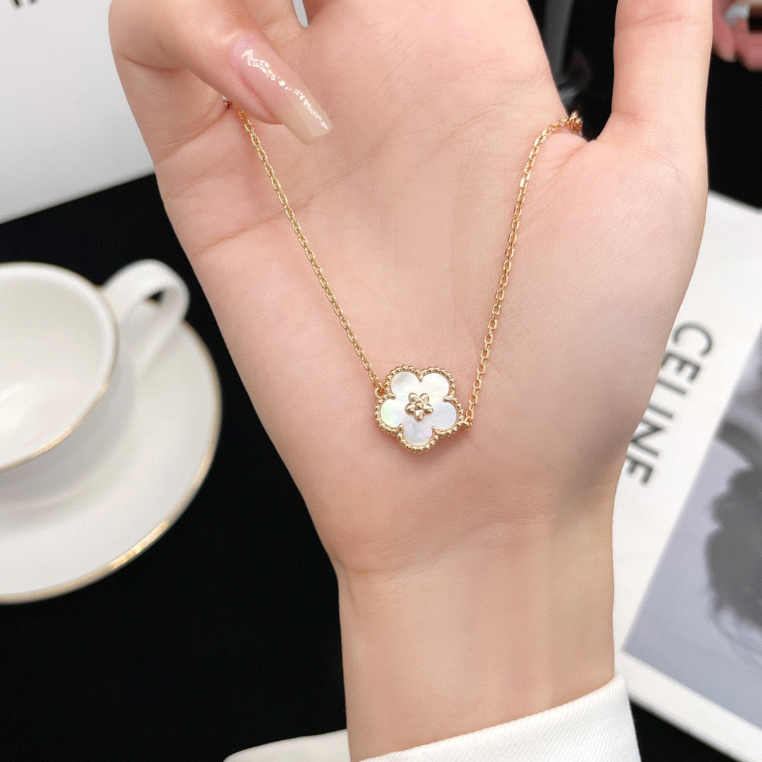 [Rose Jewelrys]LUCKY WHITE MOP PLUM BLOSSOM  BRACELET