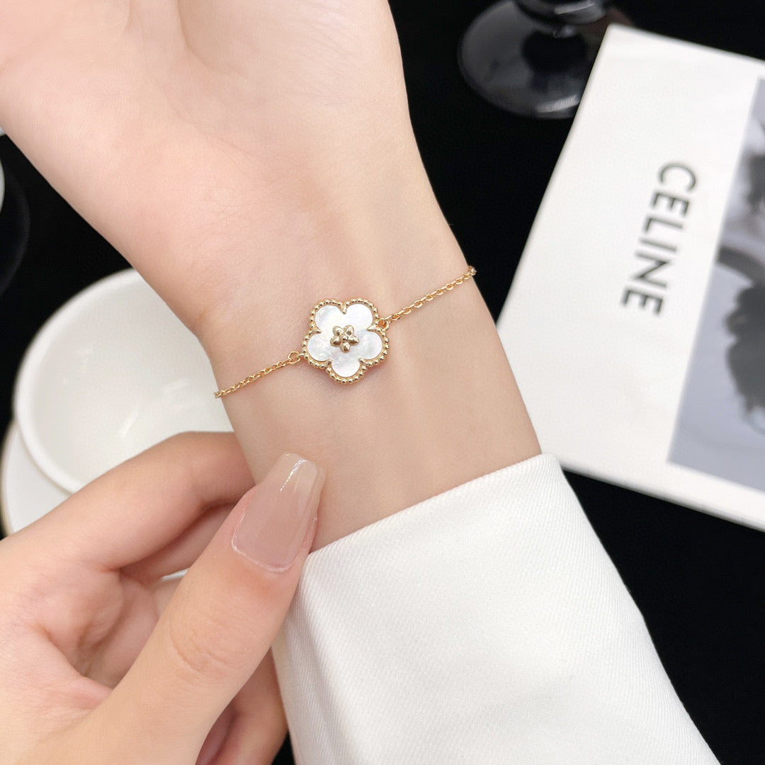 [Rose Jewelrys]LUCKY WHITE MOP PLUM BLOSSOM  BRACELET