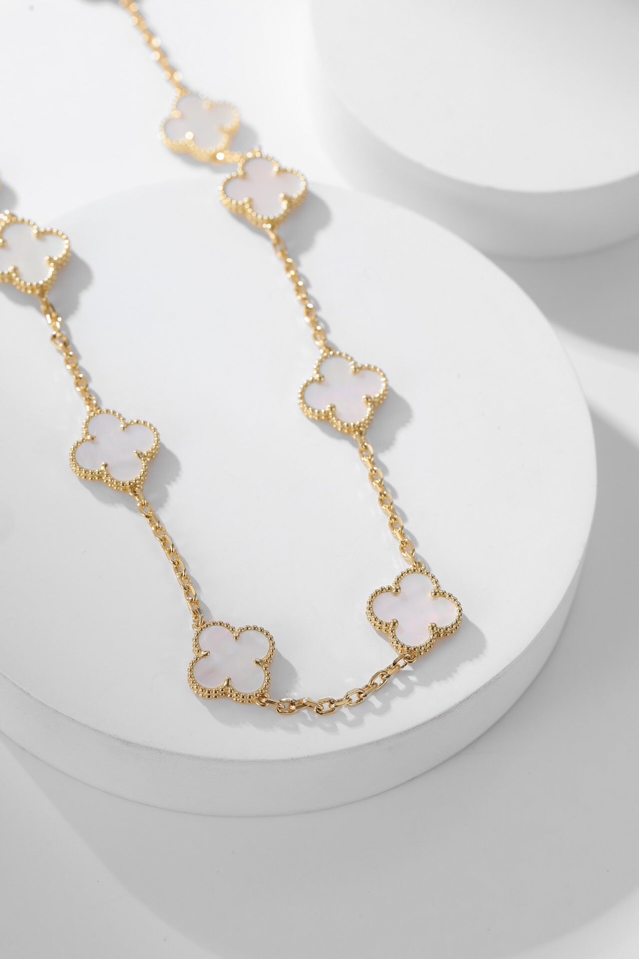 [Rose Jewelrys] Clover 10 Patterned white mother-of-pearl necklace.